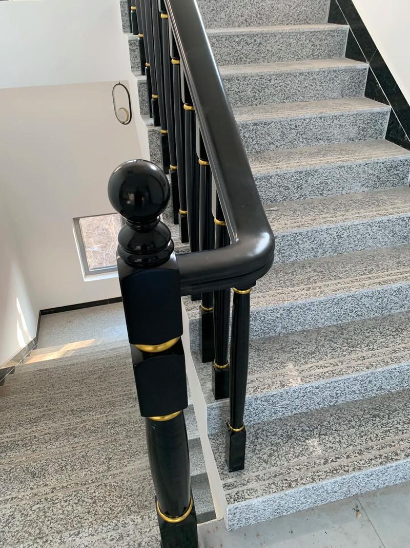 精致黑美人柱,效果完美#实木楼梯扶手 #楼梯扶手最新款式